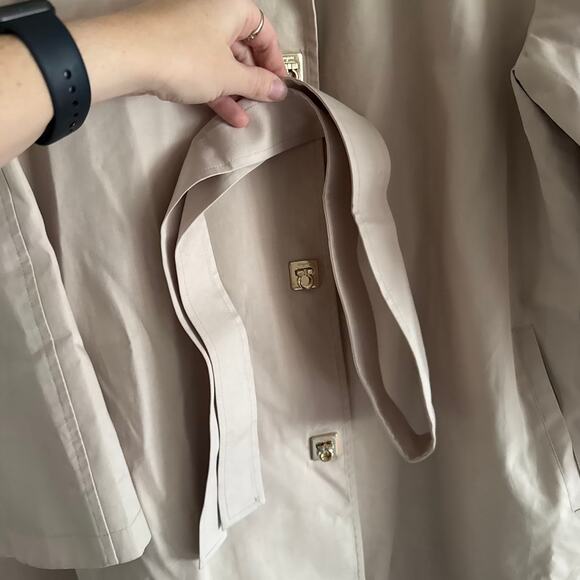 Salvatore Ferragamo Vtg Beige Single Breasted Trench Coat Gancio Buttons Size 12 - Picture 8 of 10